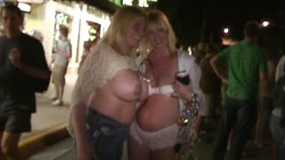 Belle ragazze mezze nude si divertono in un locale.