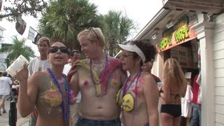 Una festa molto hippie con belle ragazze a seno nudo
