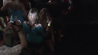 Belle ragazze ballano e si strusciano in un locale.