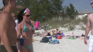 La ragazza in bikini decide come festeggiare il compleanno