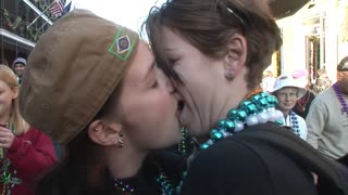 Grande festa in giro per le strade,gay e lesbo! 